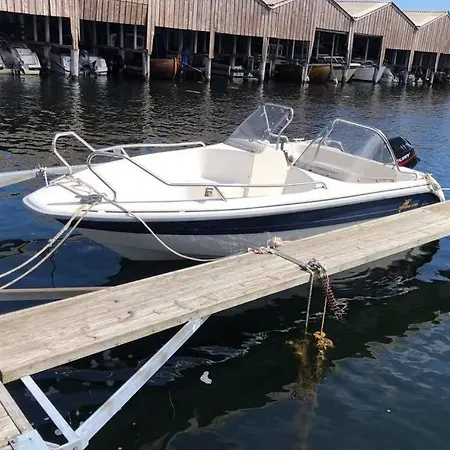 Mit Moeglichkeit Ein Boot Zu Benutzen Und Angeln