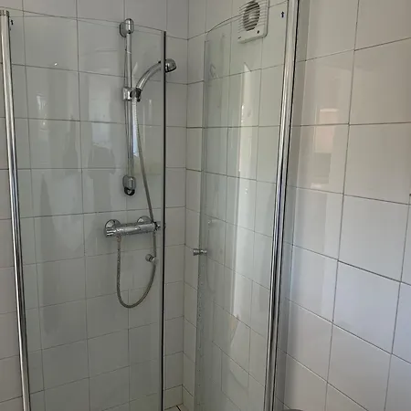 Mit Moeglichkeit Ein Boot Zu Benutzen Und Angeln *