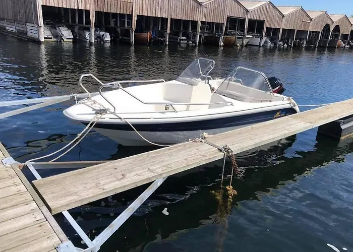 Mit Moeglichkeit Ein Boot Zu Benutzen Und Angeln